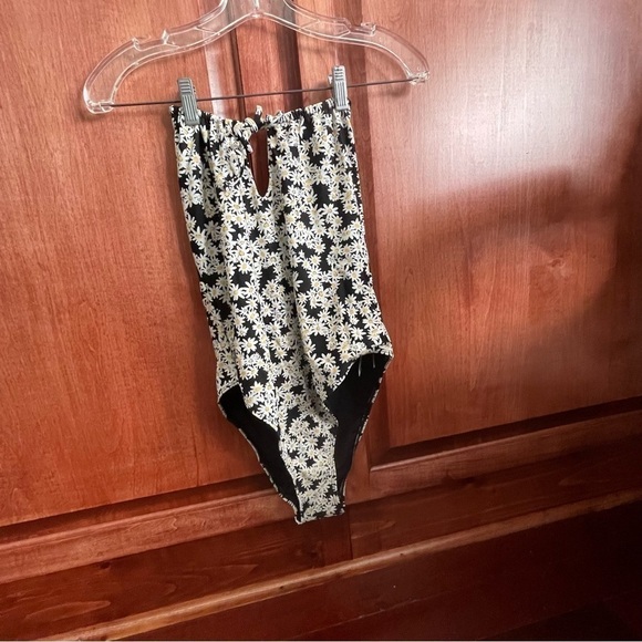 TopShop Halter high Neck Swimsuit One Piece Lined Ditsy Floral Keyhole 10 Black - Picture 9 of 11